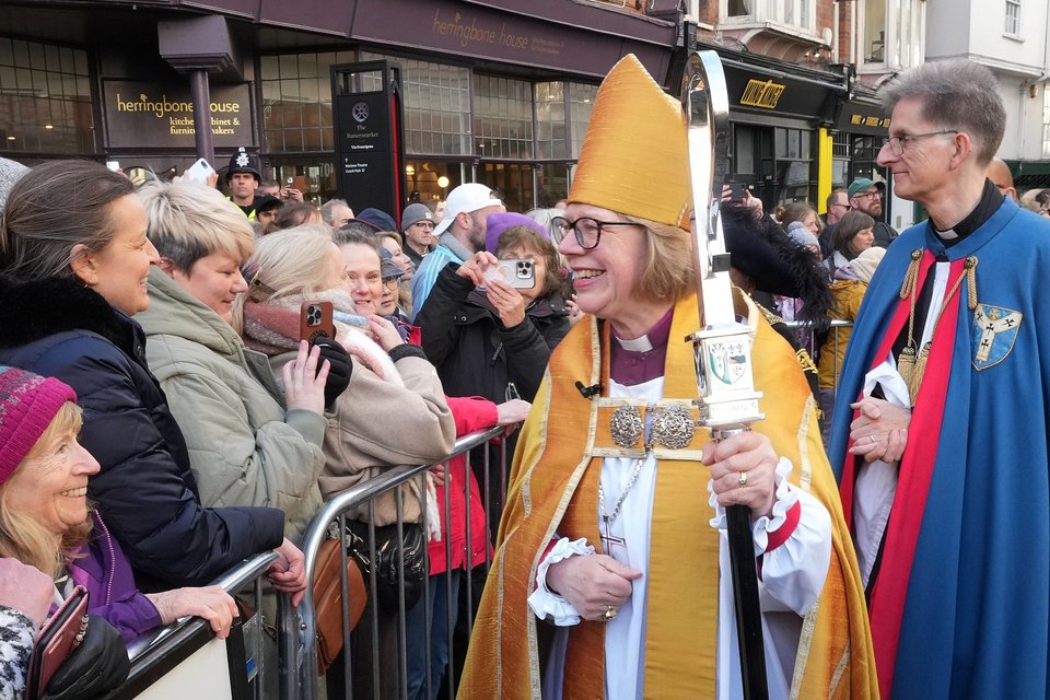Σάρα Μάλαλι μετά την ενθρόνισή της στην θέση της Αρχιεπισκόπου του Καντέρμπουρι   / Φωτογραφία: AP / Alastair Grant