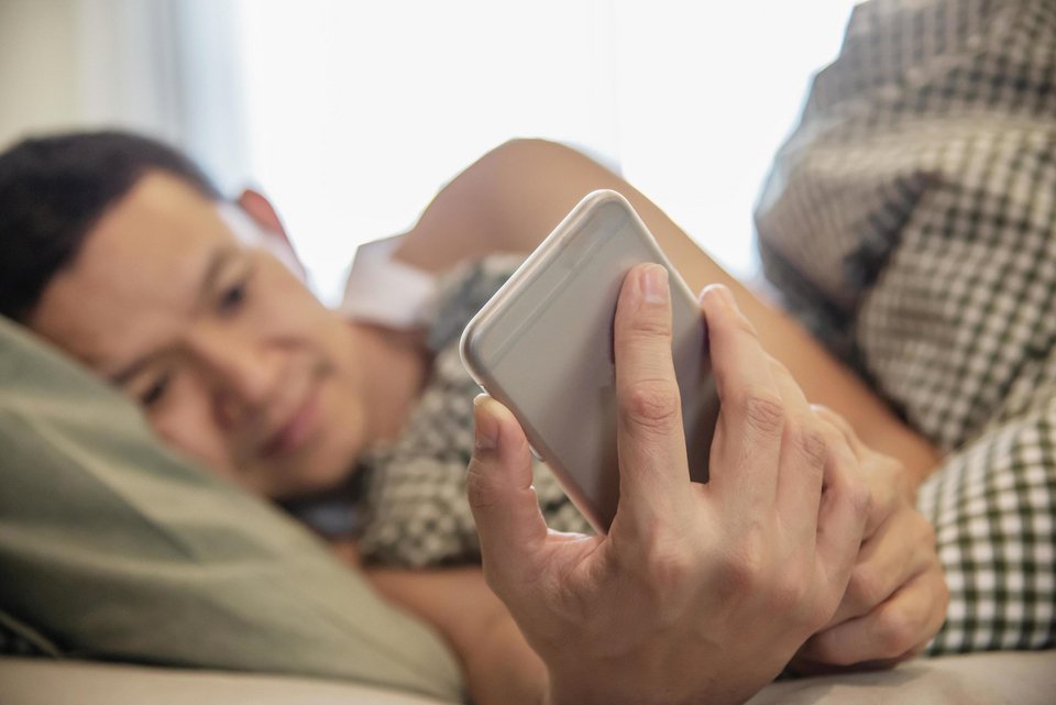 Για ένα μεγάλο μέρος του πληθυσμού, το να κοιτάμε το τηλέφωνο αμέσως μόλις ξυπνήσουμε έχει μετατραπεί σε μια αναπόφευκτη συνήθεια / SHUTTERSTOCK