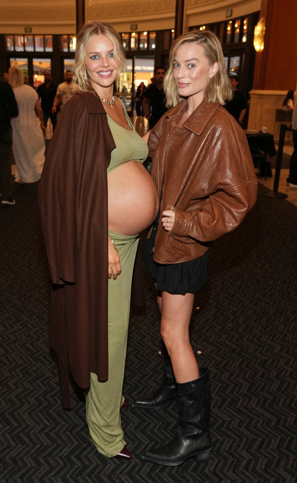 Η Μάργκοτ Ρόμπι με τη σωσία της 