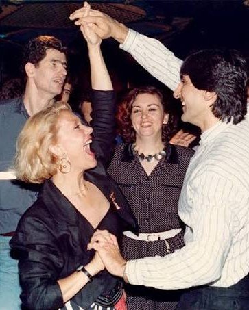 Η Μαρινέλλα χορεύει με τον Παναγιώτη Γιαννάκη. Φωτογραφία: Facebook