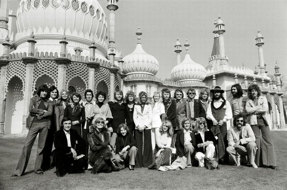 Με τους εκπροσώπους των άλλων χωρών στην Eurovision του 1974. 