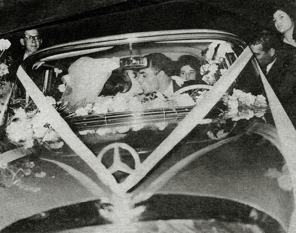 Ανήμερα του γάμου τους με τον Στέλιο Καζαντζίδη