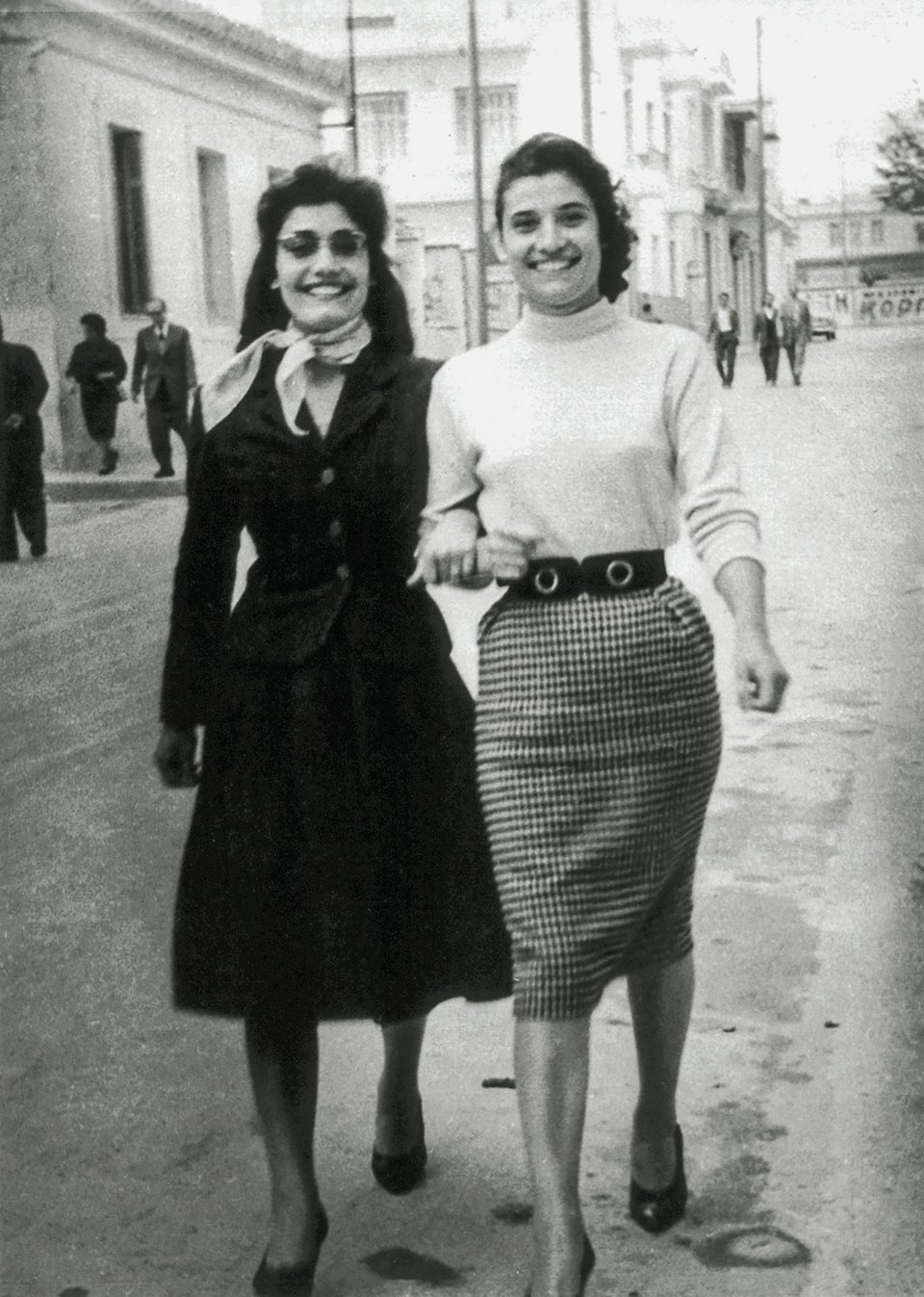 Η Μαρινέλλα με την αδελφή της τη δεκαετία του 1950 / Facebook/Marinella