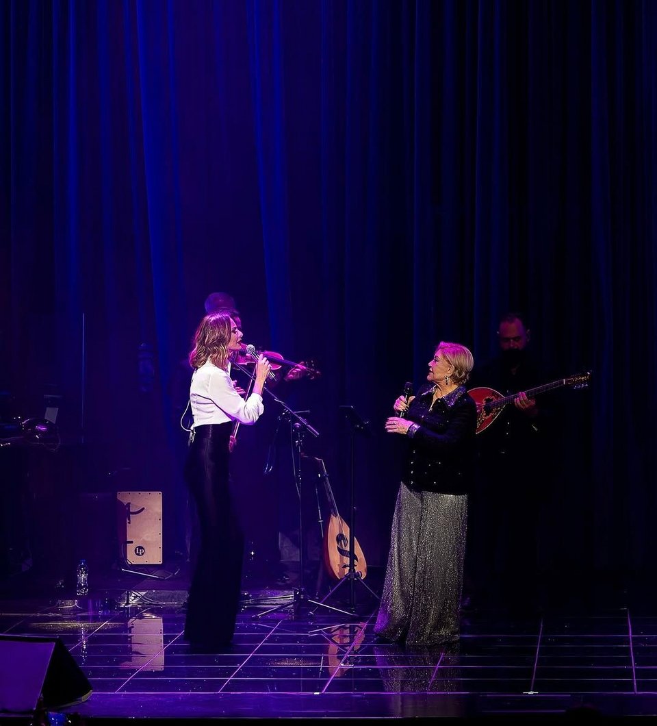 Η Μαρινέλλα με την Μπέττυ Μαγγίρα στη σκηνή του Nox που συνεργάστηκαν