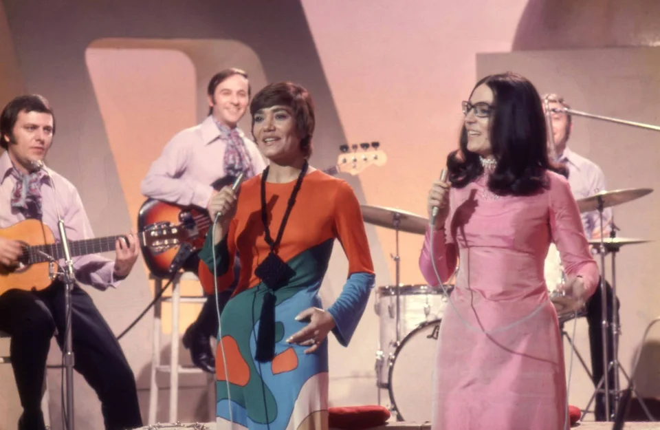 Μαρινέλλα και Νάνα Μούσχουρη από τη σπάνια συνύπαρξή τους στο αγγλικό κανάλι BBC, το 1971 / Φωτογραφία: Facebook marinella