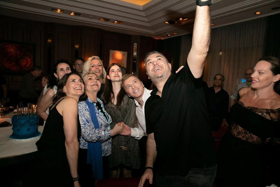 Πάρτι-έκπληξη για τη Μαρινέλλα. Μεταξύ άλλων, ο Αντώνης Ρέμος, η Υβόννη Μπόσνιακ, ο Τάκης Ζαχαράτος, η εγγονή της, η κόρη της και η Ισιδώρα Αρβανίτη 