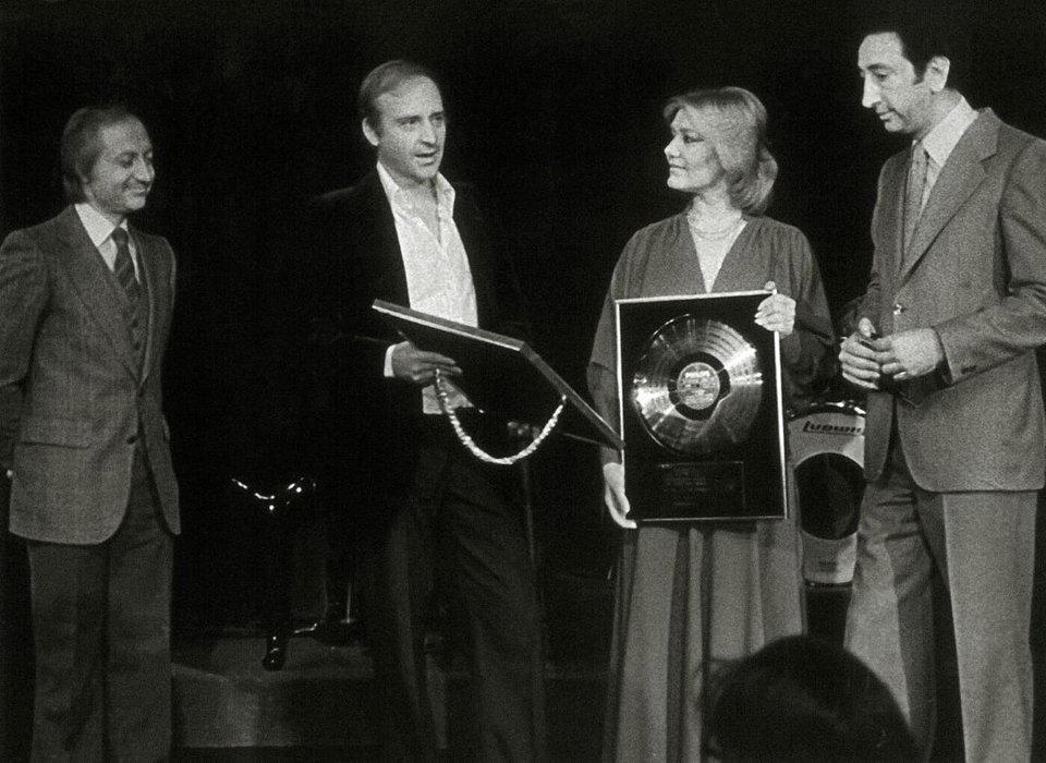 Σε απονομή με τον συνθέτη Γιώργο Χατζηνάσιο ο οποίος της χάρισε μεγάλες επιτυχίες