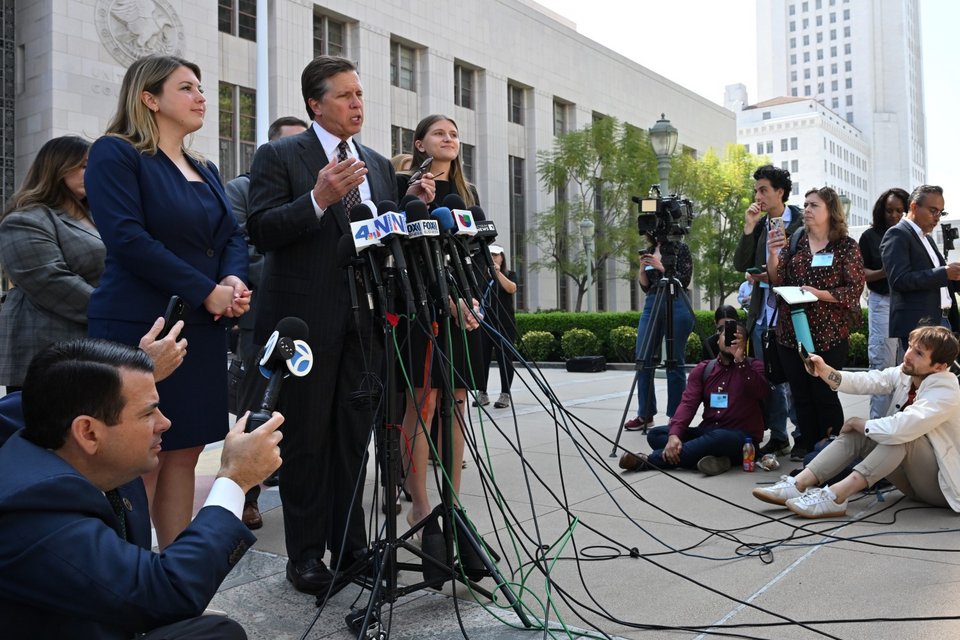 Mark Lanier, ο δικηγόρος που εκπροσωπεί την ενάγουσα, που αναφέρεται ως KGM σε έγγραφα ή Kaley, μιλάει με γονείς παιδιών θυμάτων εθισμού σε πλατφόρμες κοινωνικής δικτύωσης.  Ανώτατο Δικαστήριο του Λος Άντζελες / Φωτογραφία: AP /Damian Dovarganes