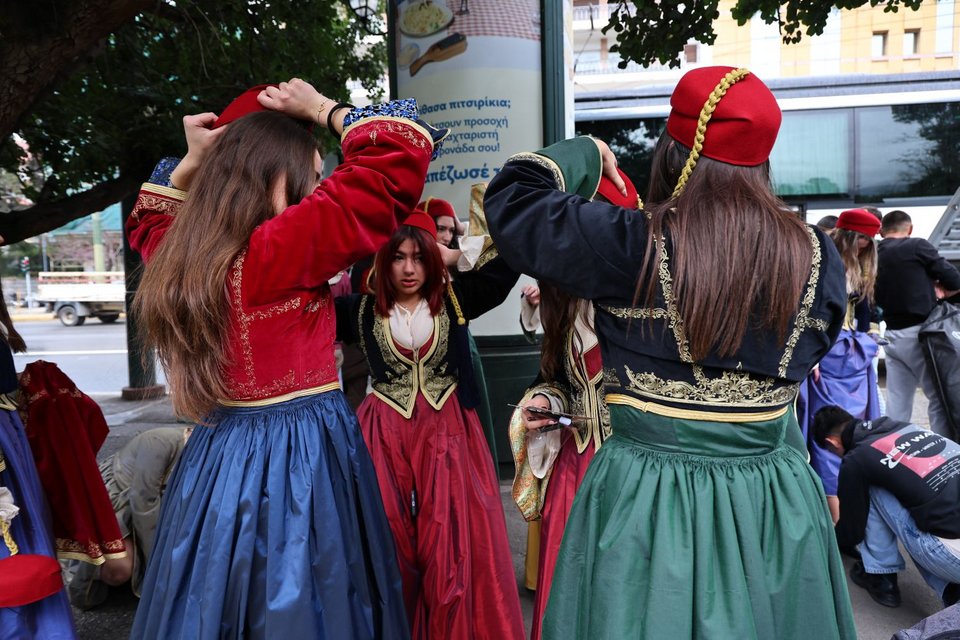 Προετοιμασία με τις παραδοσιακές στολές 