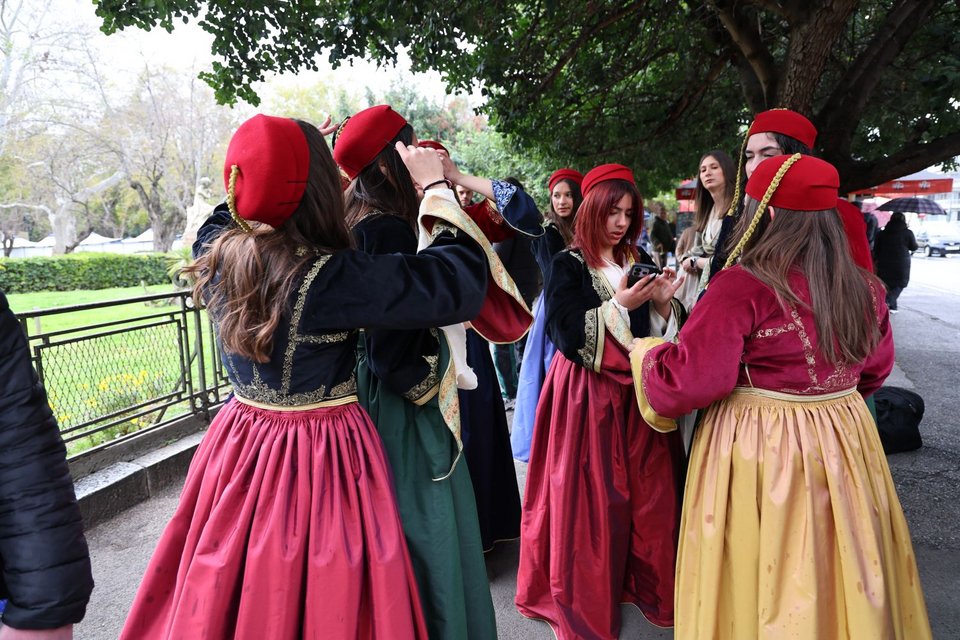 Προετοιμασία με τις παραδοσιακές στολές 