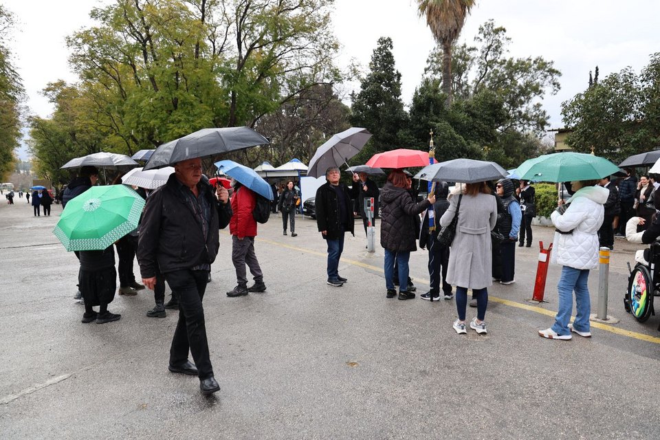 Κόσμος με τα παιδιά του στην παρέλαση