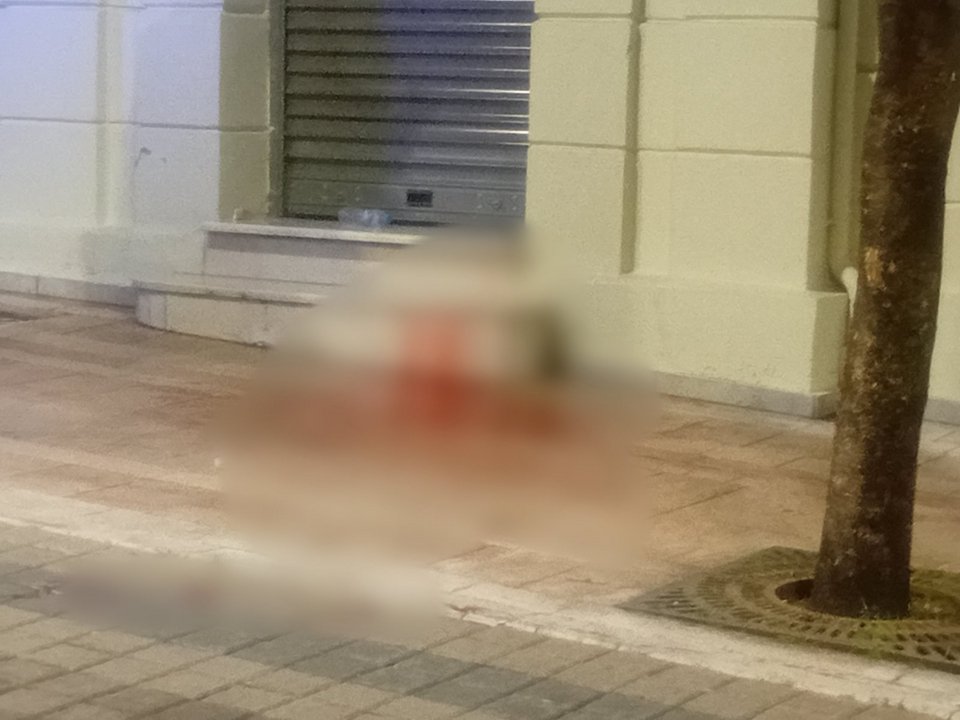 Φωτογραφία από το σημείο επίθεσης στον 16χρονο στο Αγρίνιο / Φωτογραφία: agrinionews.gr 