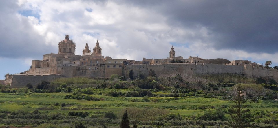 Η οχυρωμένη πόλη της Μντίνα προκαλεί δέος στον επισκέπτη που την αντικρίζει φτάνοντας οδικώς από τη Βαλέτα