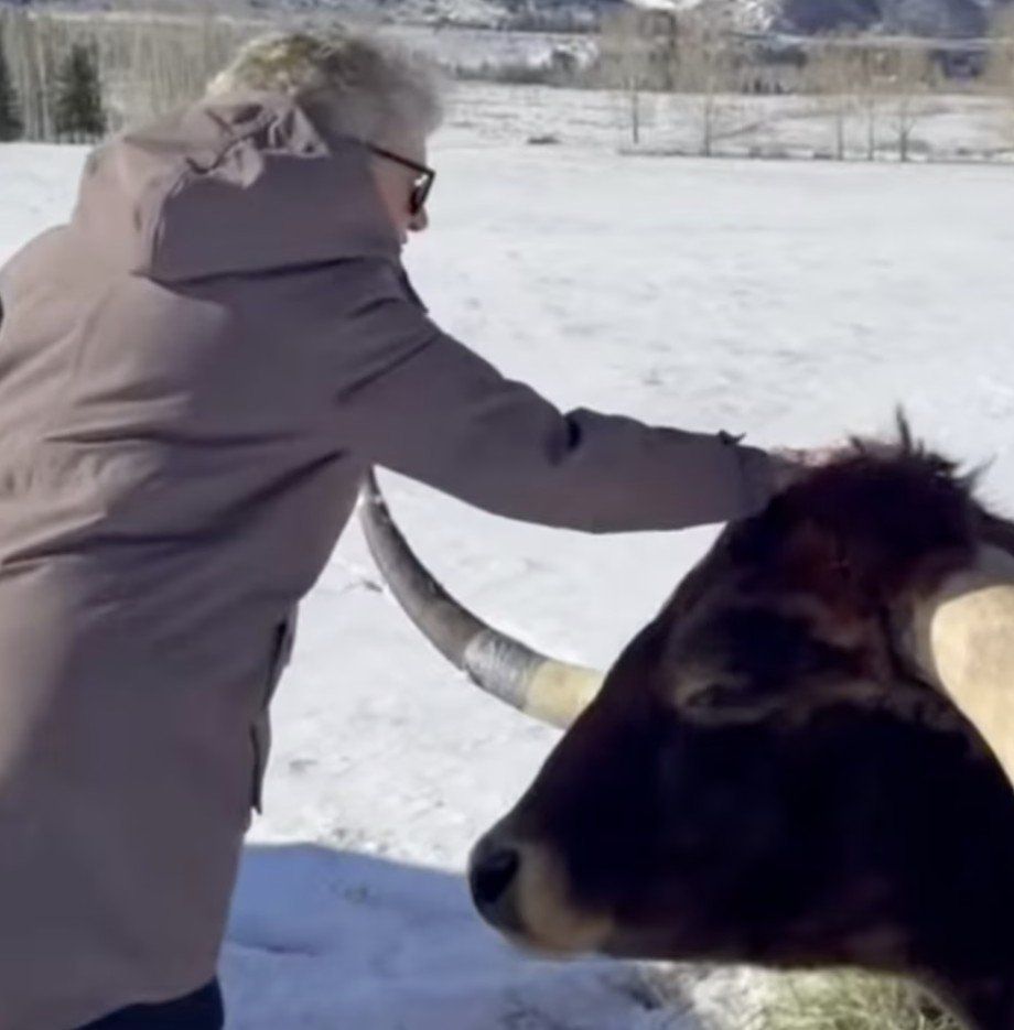 Ο θρύλος της οδήγησης υπαινίχθηκε ότι η φάρμα του στήνεται στο αγρόκτημά του στο Κολοράντο, όπου συχνά μένει με την οικογένειά του, συμπεριλαμβανομένης της μητέρας του, Κάρμεν