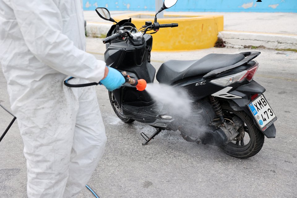 Ψεκασμός για τον αφθώδη πυρετό στη Λέσβο / Φωτογραφία: Intime 