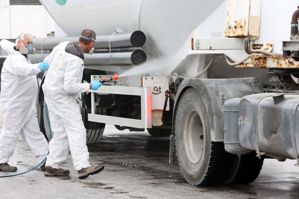 Ψεκασμός για τον αφθώδη πυρετό στη Λέσβο / Φωτογραφία: Intime 