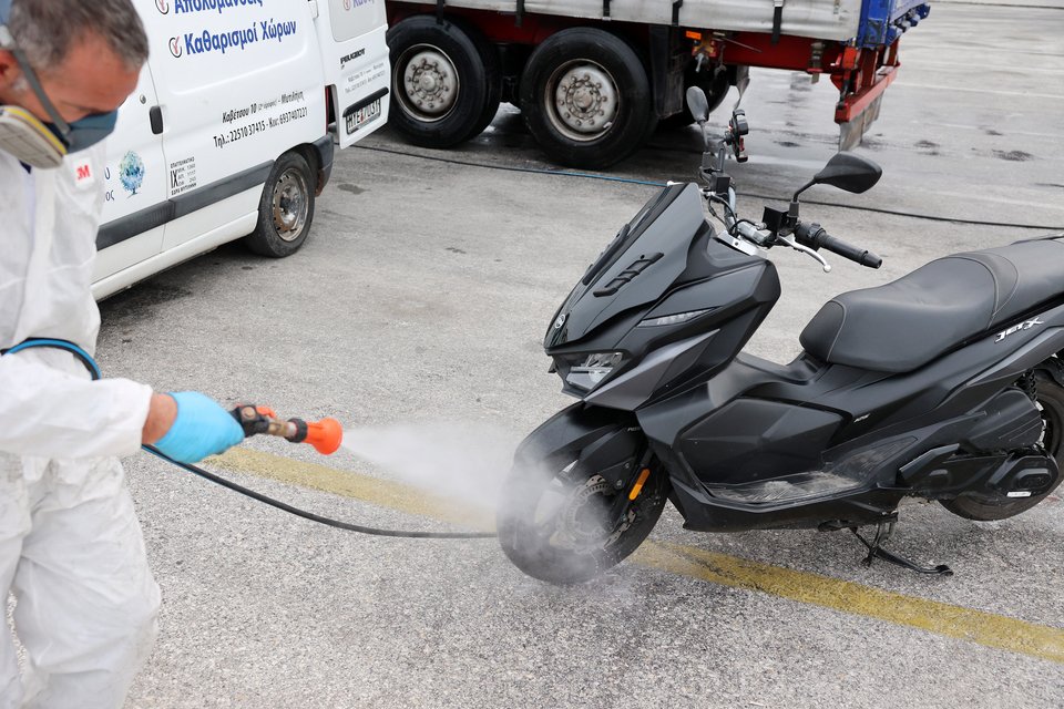 Ψεκασμός για τον αφθώδη πυρετό στη Λέσβο / Φωτογραφία: Intime 