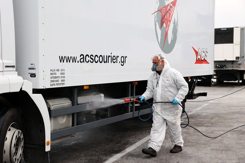 Ψεκασμός για τον αφθώδη πυρετό στη Λέσβο / Φωτογραφία: Intime 