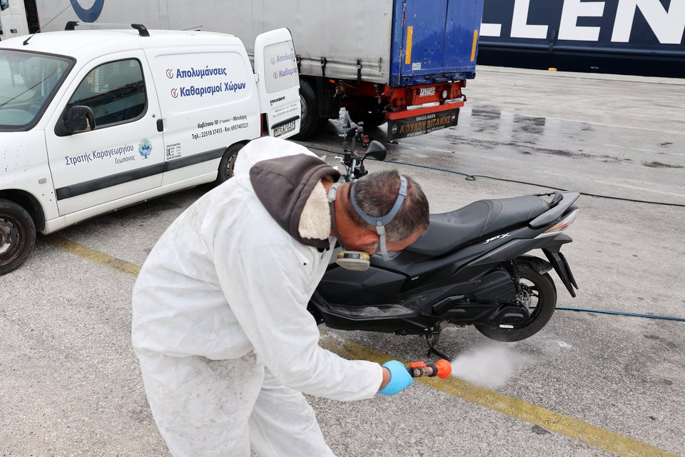 Ψεκασμός για τον αφθώδη πυρετό στη Λέσβο / Φωτογραφία: Intime