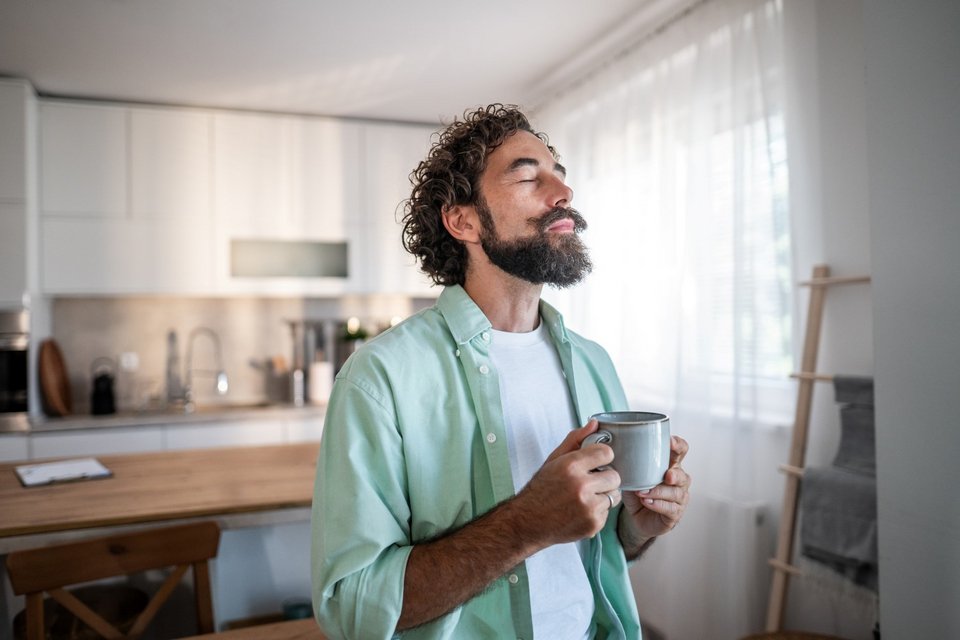 Άνδρας απολαμβάνει το ρόφημά του μόνος του / Φωτογραφία: Shutterstock  