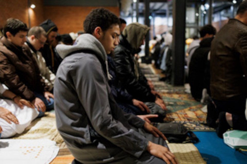 Περισσότεροι από 500 μουσουλμάνοι πήραν μέρος στην τελετή και οι γυναίκες προσευχήθηκαν χωριστά από τους άνδρες