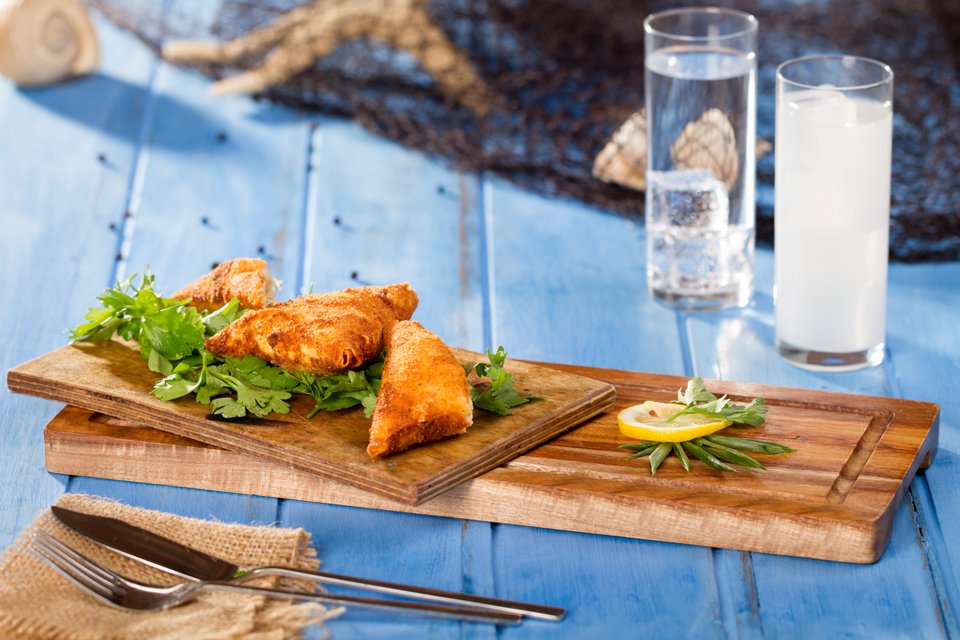 Τηγανητός μπακαλιάρος και ουζάκι 