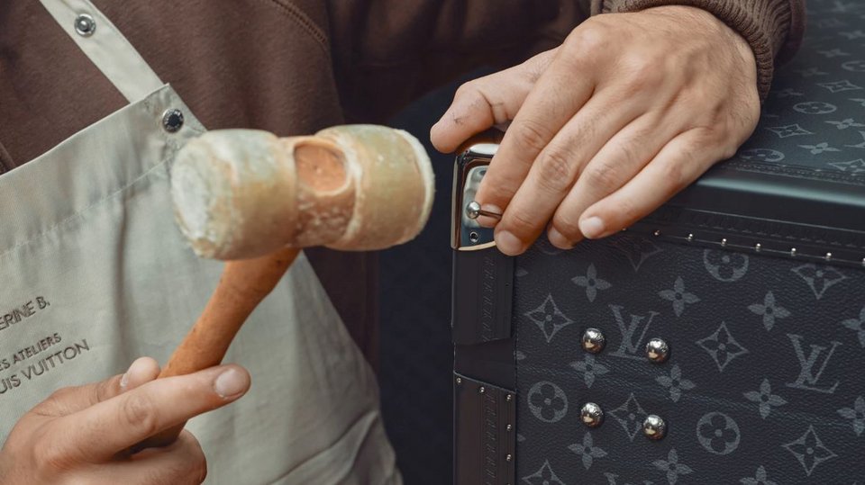 Στο εργαστήριο φτιάχνονται τα περίφημα μπαούλα Louis Vuitton 