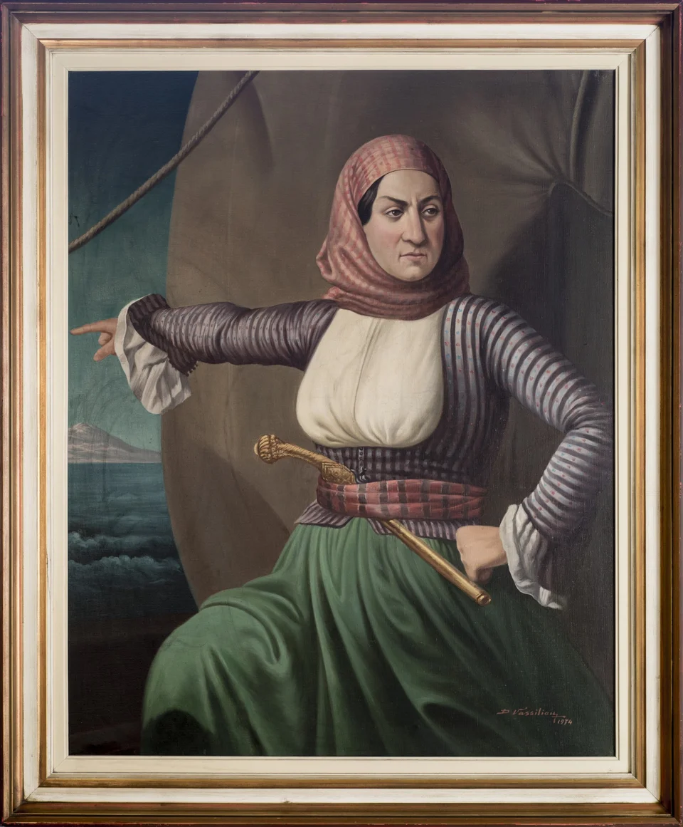 Λασκαρίνα Μπουμπουλίνα (1771-1825) Στη δεύτερη φωτογραφία, η Λασκαρίνα Μπουμπουλίνα, μία από τις ελάχιστες γυναίκες ναυάρχους στην παγκόσμια ιστορία. Καταγόμενη από τις Σπέτσες, διέθεσε την προσωπική της περιουσία για τον εξοπλισμό πλοίων και συμμετείχε ενεργά σε κρίσιμες ναυτικές επιχειρήσεις και στις πολιορκίες του Ναυπλίου και της Μονεμβασιάς. Η ηρωική της πορεία τερματίστηκε άδοξα το 1825, όταν και δολοφονήθηκε σε οικογενειακή διαμάχη. Πολεμικό Μουσείο