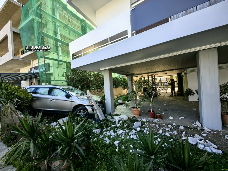 Ναύπλιο: Αυτοκίνητο «καρφώθηκε» σε προαύλιο πολυκατοικίας 