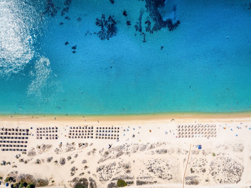 Tο μεγαλύτερο νησί των Κυκλάδων, ξεχωρίζει για τις απέραντες δαντελωτές ακτές με λευκή άμμο και κρυστάλλινα νερά