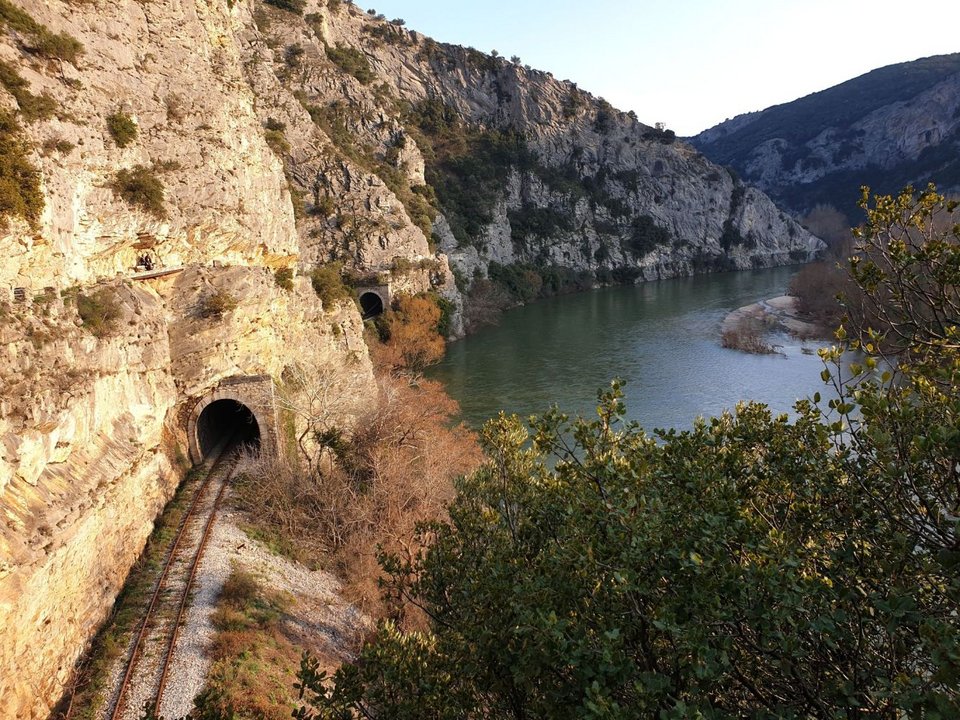 Ο ποταμός προσκαλεί και προκαλεί όσους θέλουν να τον ανακαλύψουν, να περιηγηθούν στις κρυφές ομορφιές του, να νιώσουν την αναζωογονητική δύναμη που προσφέρει