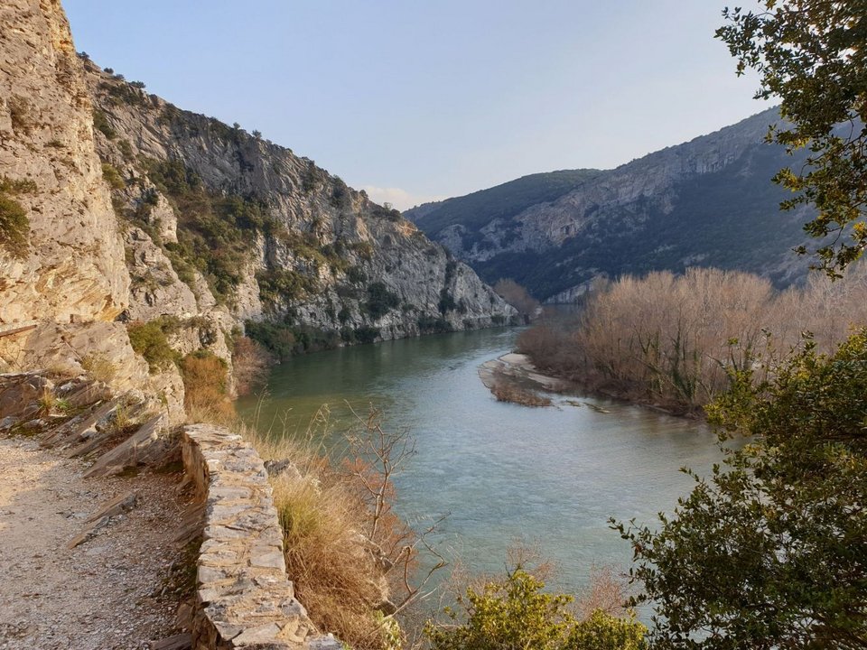 Οι αυξημένες βροχοπτώσεις καθ' όλη τη διάρκεια του φετινού χειμώνα έδωσαν μεγάλες ποσότητες νερού στη κοίτη του ποταμού προσφέροντας μια ακόμα πιο εντυπωσιακή εικόνα του Νέστου