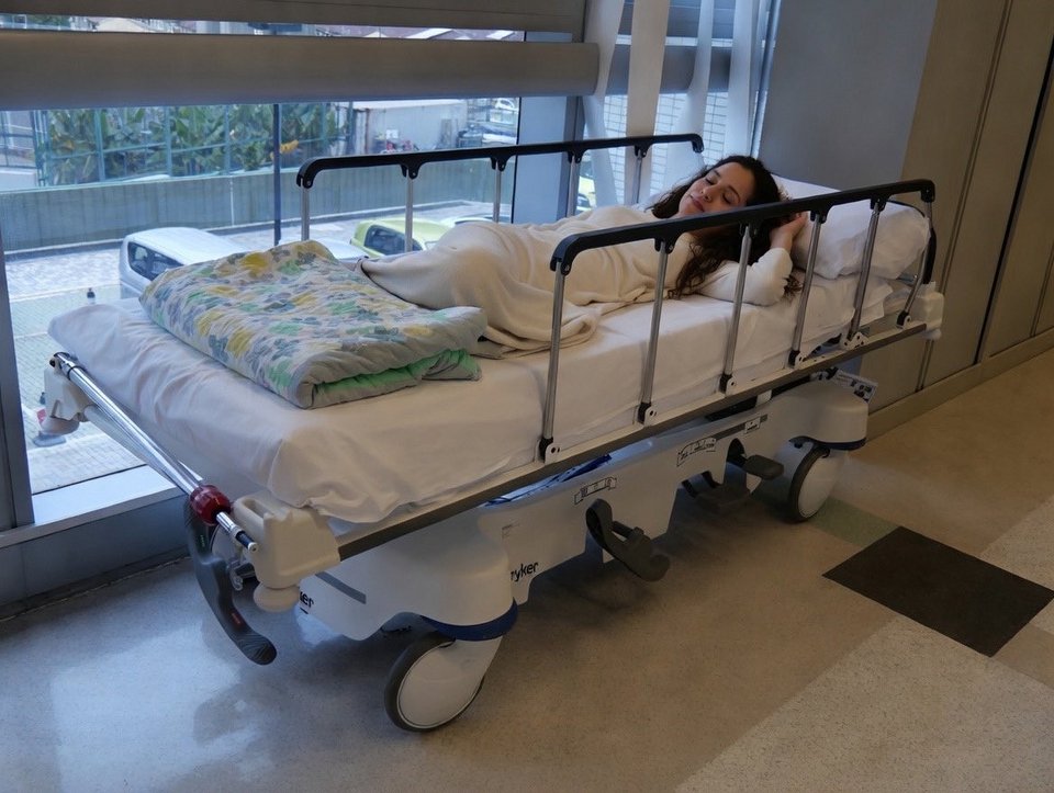 Στο διαδίκτυο κυκλοφορεί ευρέως μία φωτογραφία της 25χρονης μέσα από το νοσοκομείο, λίγο πριν υποβληθεί σε ευθανασία 