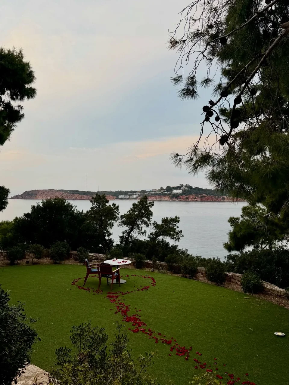 Tο ειδυλλιακό σκηνικό όπου ο Attal της ζήτησε να τον παντρευτεί στο Four Seasons Astir Palace / Φωτογραφία: Instagram