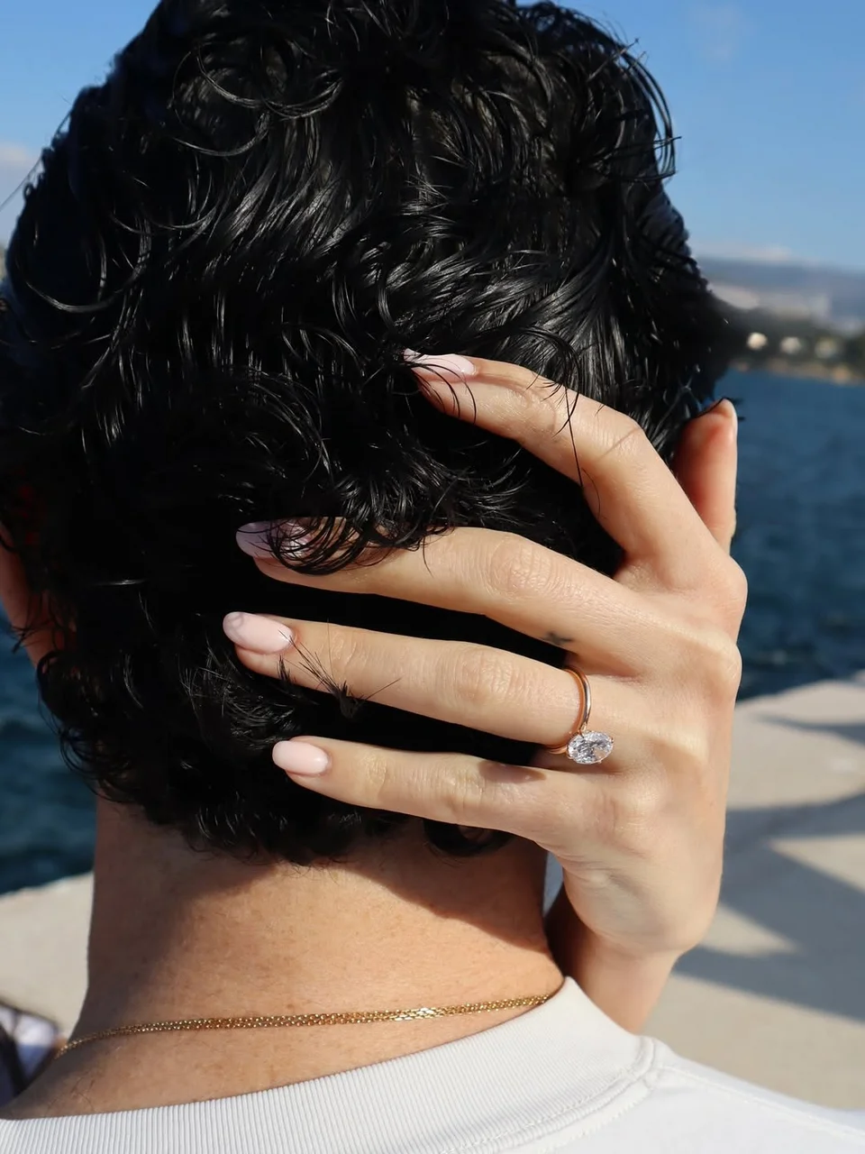 Το μονόπετρο δαχτυλίδι των αρραβώνων / Φωτογραφία: Instagram 