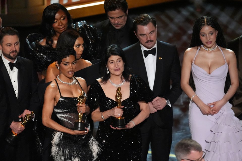 Η Cassandra Kulukundis με τους συντελεστές της ταινίας «One Battle After Another»