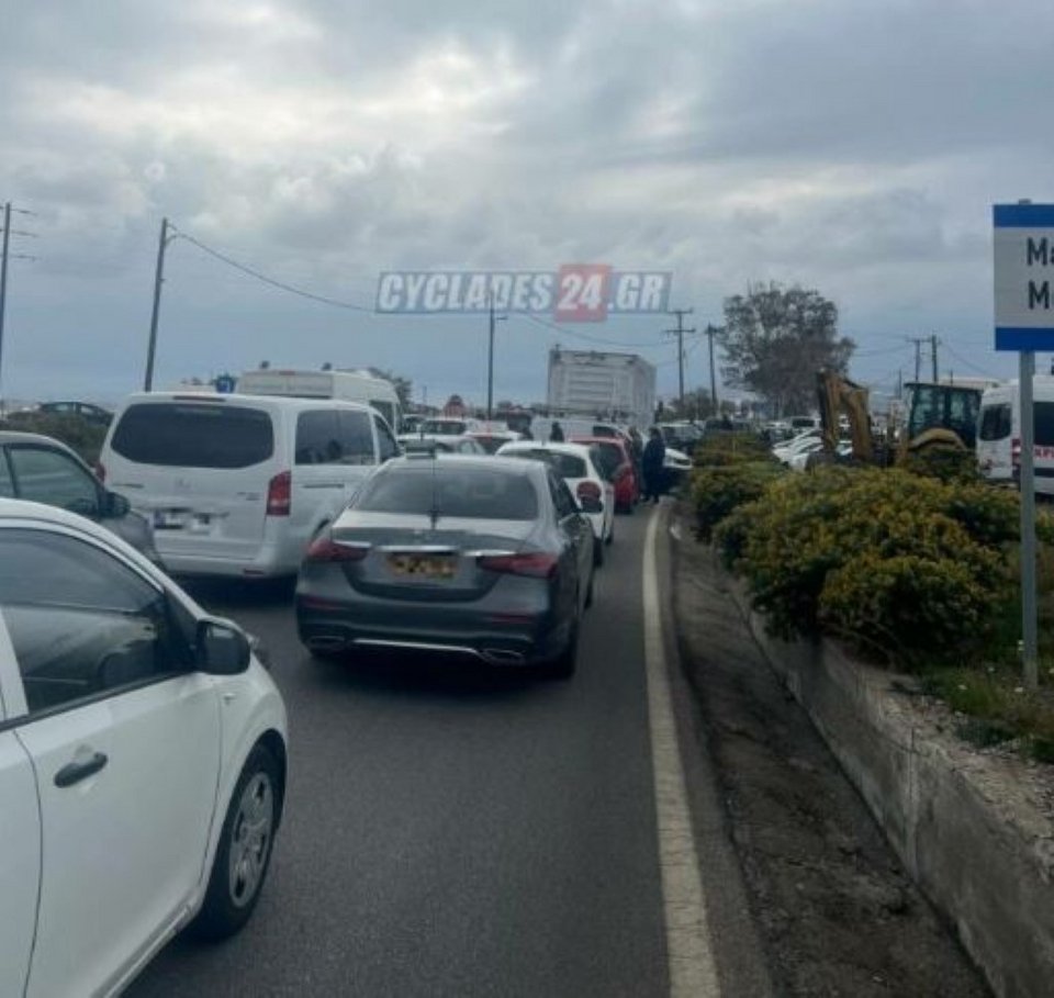 Κίνηση στο δρόμο για το λιμάνι της Σαντορίνης/ Φωτογραφία: cyclades24.gr