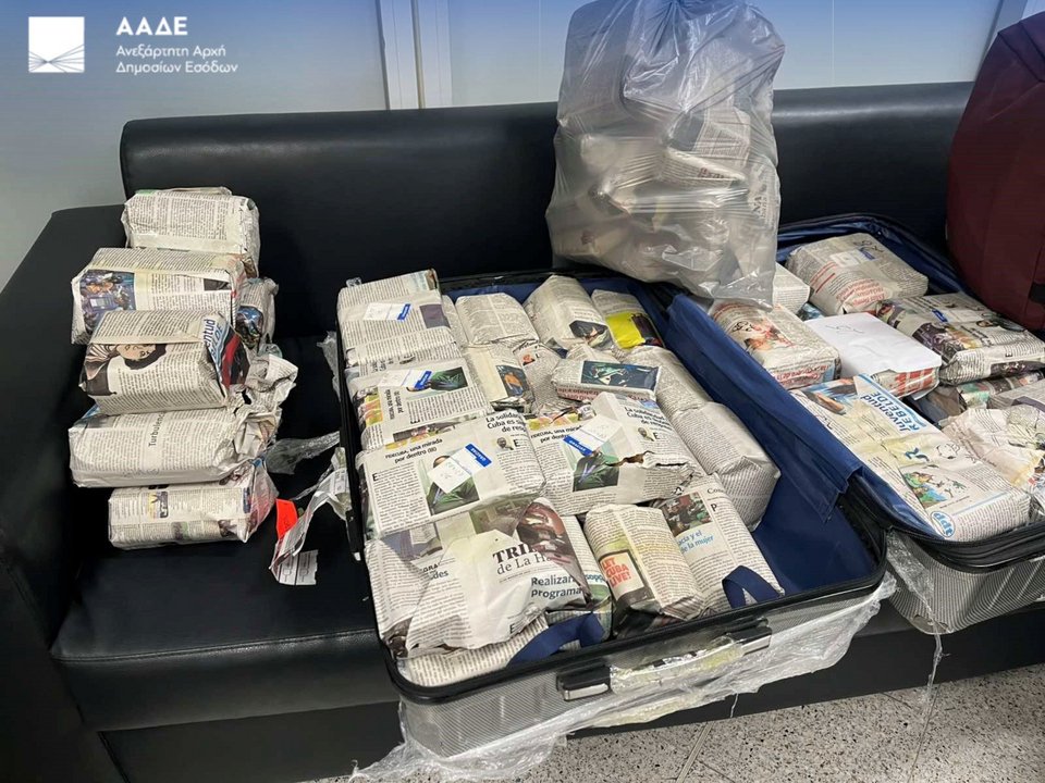 Πακέτα λαθραία πούρα τυλιγμένα σε εφημερίδες 