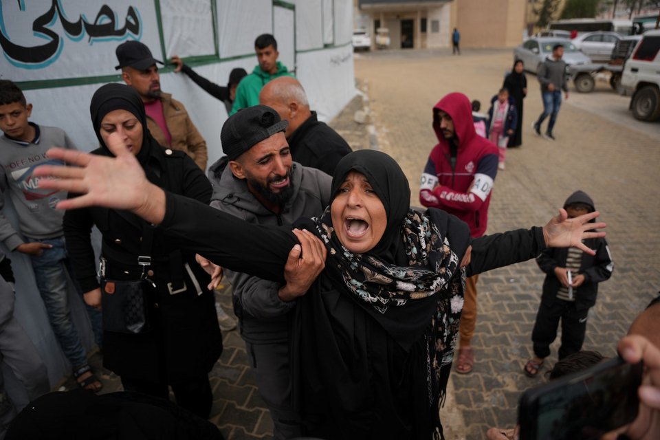 Η Ρίντα Νταχέρ θρηνεί στην κηδεία του γαμπρού της, Σάμερ Αλ-Φάσις, που σκοτώθηκε σε ισραηλινή στρατιωτική επιδρομή, στο Χαν Γιουνίς, στη Λωρίδα της Γάζας,στις 29 Μαρτίου / Φωτογραφία:AP /Abdel Kareem Hana