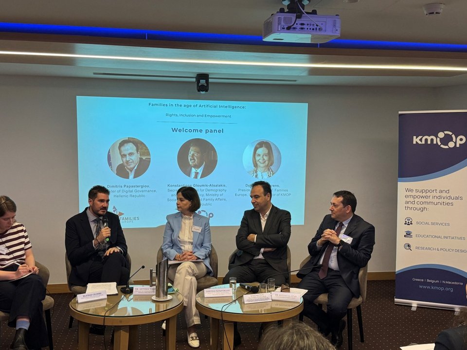 Στο κέντρο η κ. Αντωνία Τορρένς από το ΚΜΟΠ και στα δεξιά της ο υπουργός Δημήτρης Παπαστεργίου. Για την τεχνητή νοημοσύνη / Φωτογραφία: iefimerida