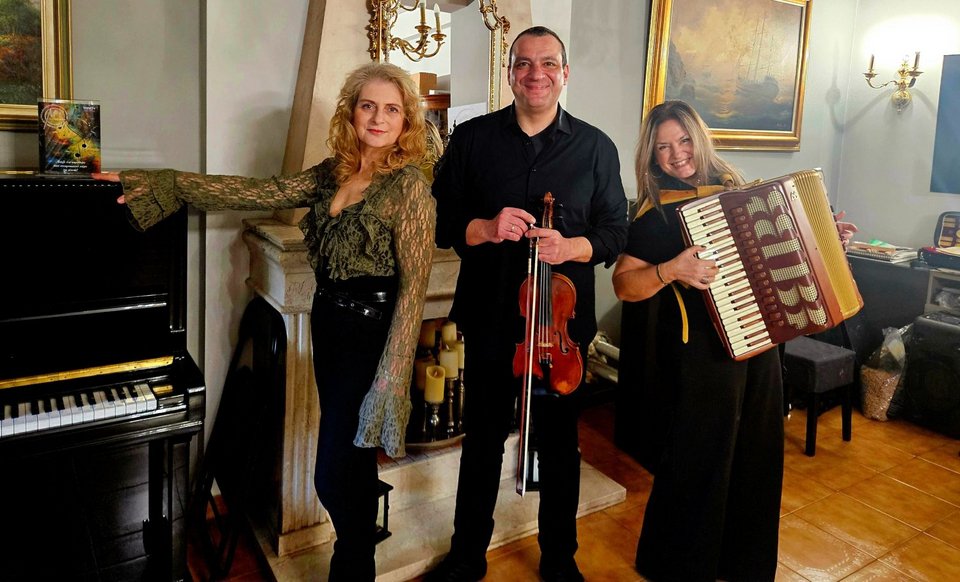 Βιολί: Μιχάλης Παπαδόπουλος,  Πιάνο: Φύλλις Δαπέργολα, Ακορντεόν: Κατερίνα Λέκκα