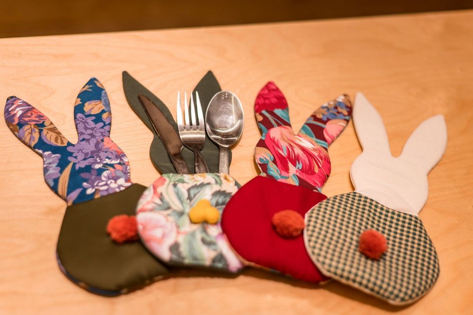 Πασχαλινές δημιουργίες όπως υφασμάτινα λαγουδάκια με θήκη για μαχαιροπίρουνα για το πασχαλινό τραπέζι