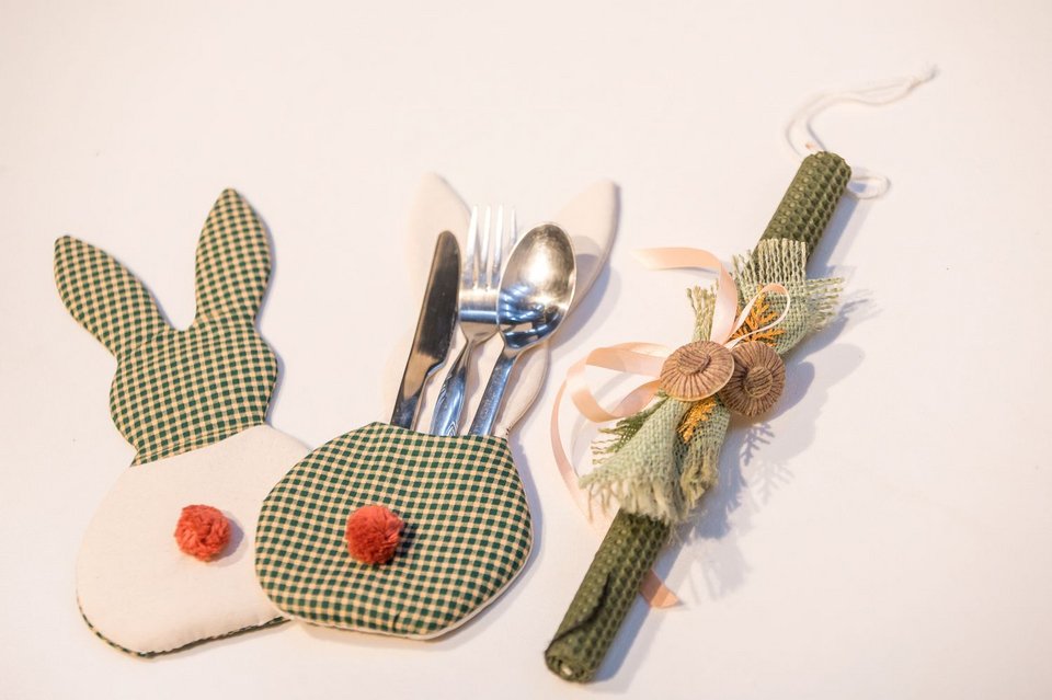 Στο πωλητήριο του Εθνικού θα βρούμε πασχαλινές δημιουργίες, όπως υφασμάτινα λαγουδάκια με θήκη για μαχαιροπίρουνα για το πασχαλινό τραπέζι