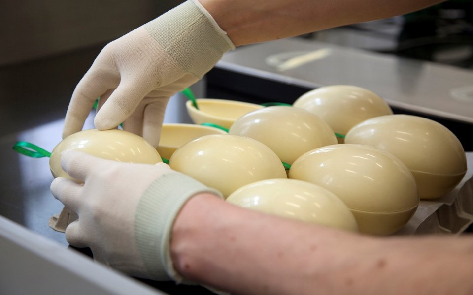 Παρασκευή πασχαλινών αυγών, με λευκή σοκολάτα / Φωτογραφία: AP