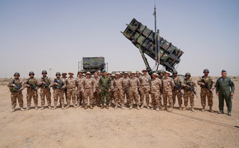 Από την επίσκεψη του αρχηγού ΓΕΕΘΑ, Δ. Χούπη, στην ελληνική δύναμη των Patriot στη Σαουδική Αραβία τον Μάιο του 2024