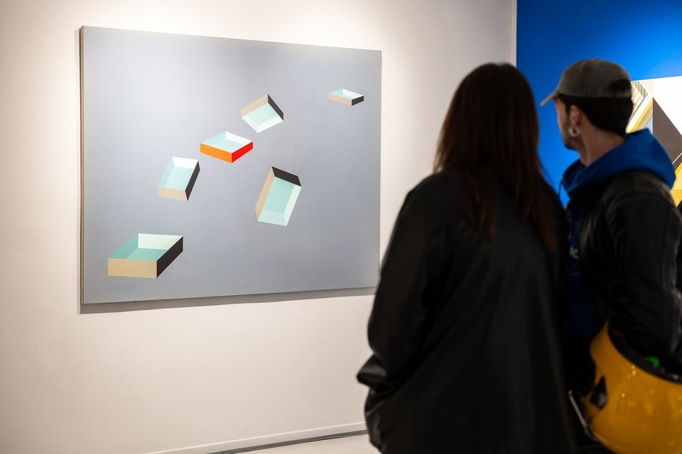 H επιμελήτρια της έκθεσης Ευγενία Αλεξάκη παρουσιάζει και σχολιάζει, σε διάλογο με προσκεκλημένους ομιλητές, τη διαδρομή της Ειρήνης Απέργη στον σχεδιασμό επίπλων και στην εσωτερική διακόσμηση, το εικαστικό της έργο καθώς και τους όρους συγκρότησης του αρχείου της.