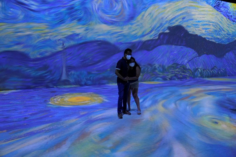 Οι θεατές εξερευνούν την εικονική έκθεση «Beyond Van Gogh», με έργα του Βίνσεντ βαν Γκογκ στη Λίμα του Περού, την Παρασκευή 4 Μαρτίου 2022. (AP Photo/Martin Mejia)