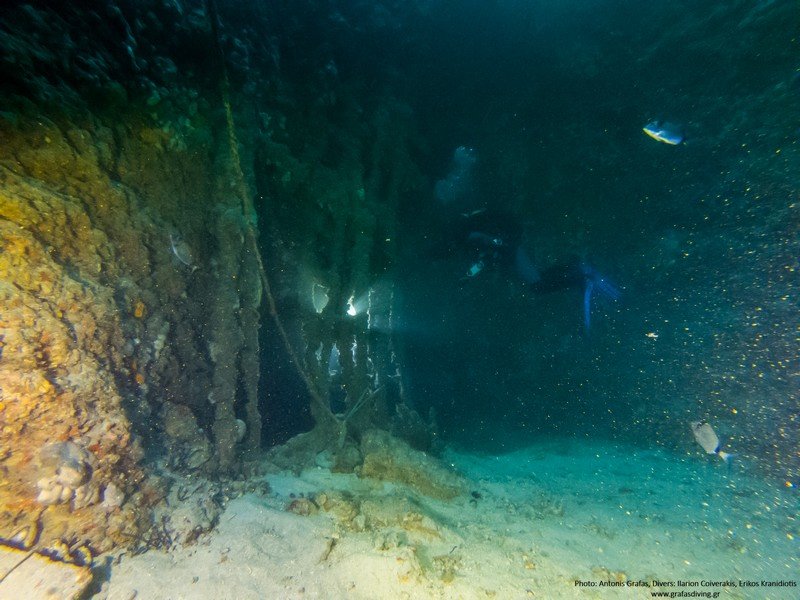 Η είσοδος στο σπήλαιο στο «πηγάδι του Διαβόλου» / Φωτογραφία: grafasdiving.gr
