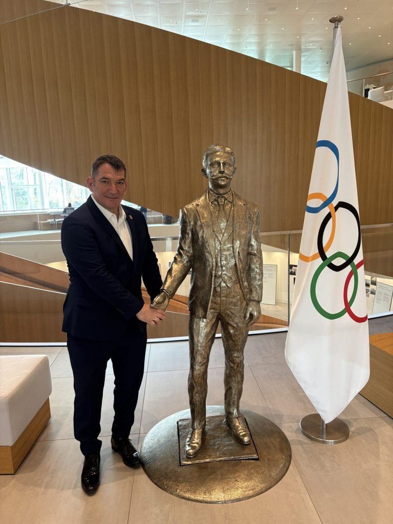 Ο Πύρρος Δήμας με το άγαλμα του Πιερ ντε Κουμπερτέν στη Λωζάννη