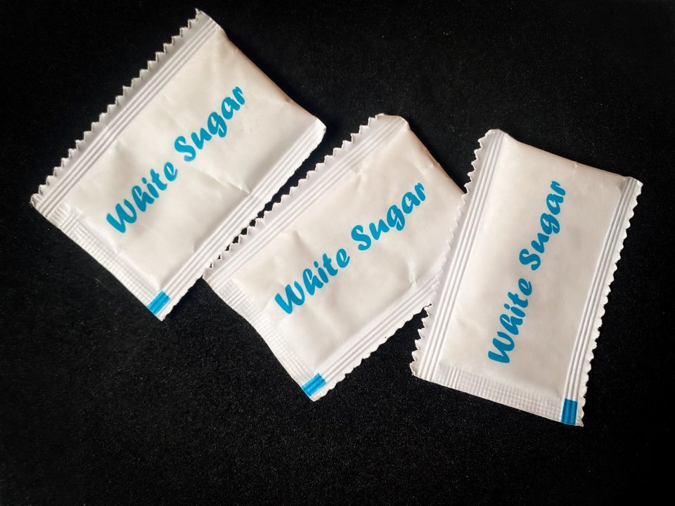  Πλαστικό φακελάκι που περιέχει ζάχαρη / Φωτογραφία: Shutterstock 